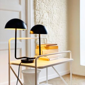 Cluster 42cm Svart bordslampa från Dyberg Larsen - De tv&aring; lampsk&auml;rmarna ger en behaglig och balanserad belysning, perfekt b&aring;de f&ouml;r arbete och mysiga h&ouml;rn.