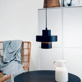 Stoke Ø20 Svart taklampa från Dyberg Larsen - Beroende på färgval och placering kan lampan fungera både som en skulptural inredningsdetalj och som ljuspunkt, oavsett om den placeras över köksbordet, på skrivbordet eller i vardagsrummet och sovrummet.