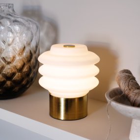 Diva LED 18cm Mässing portabel från Dyberg Larsen - Tillverkad av opalglas ger den ett mjukt, behagligt sken, och den inbyggda LED-tekniken g&ouml;r den energieffektiv och h&aring;llbar.