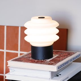 Diva LED 18cm Svart portabel från Dyberg Larsen - Tillverkad av opalglas ger den ett mjukt, behagligt sken, och den inbyggda LED-tekniken g&ouml;r den energieffektiv och h&aring;llbar.