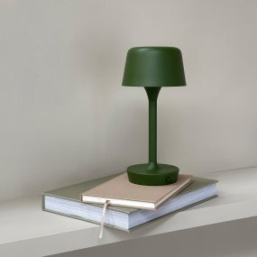 Flow 25cm Mörkgrön portabel från Dyberg Larsen - Lampan &auml;r tr&aring;dl&ouml;s och l&auml;tt att flytta, vilket ger frihet att placera den var som helst.