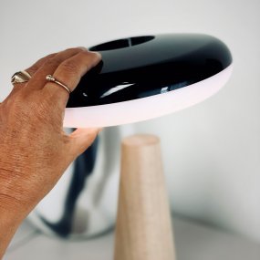 2 Ways 25cm Trä portabel från Dyberg Larsen - 2 Ways LED-uppladdningsbara bordslampa fr&aring;n Dyberg Larsen &auml;r en elegant och m&aring;ngsidig ljusk&auml;lla som kombinerar stil och funktion i ditt hem.