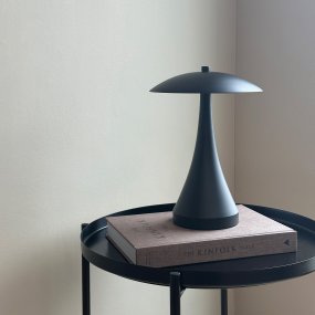 Vienna 28cm Svart portabel från Dyberg Larsen - Vienna LED-lampan imponerar med sitt mjuka och behagliga ljus, som kan justeras i tre olika ljusstyrkor f&ouml;r att skapa precis r&auml;tt atmosf&auml;r.