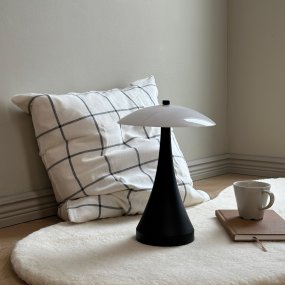 Vienna 28cm Svart portabel från Dyberg Larsen - Vienna LED-lampan imponerar med sitt mjuka och behagliga ljus, som kan justeras i tre olika ljusstyrkor f&ouml;r att skapa precis r&auml;tt atmosf&auml;r.