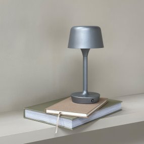 Flow 25cm Silver portabel från Dyberg Larsen - Lampan &auml;r tr&aring;dl&ouml;s och l&auml;tt att flytta, vilket ger frihet att placera den var som helst.