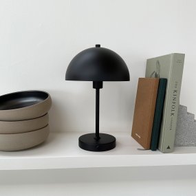 Stockholm 30cm Svart portabel från Dyberg Larsen - Den praktiska batteriindikatorn visar tydligt n&auml;r det &auml;r dags att ladda, och med en full laddning lyser lampan i upp till 6 timmar p&aring; h&ouml;gsta niv&aring;.