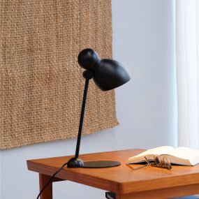 Ludo 42cm Svart skrivbordslampa från Dyberg Larsen - Tillverkad i h&ouml;gkvalitativ metall med en silkeslen finish, tillf&ouml;r Ludo en touch av klassisk design till ditt hem.