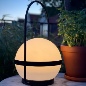 Summer 36cm Svart portabel från Dyberg Larsen - Summer solcellsdrivna bordslampa &auml;r en uppladdningsbar LED-lampa som kan laddas via b&aring;de solceller och USB.