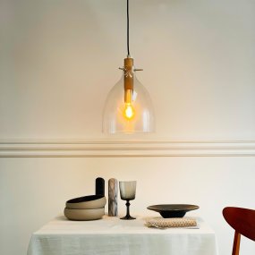 Bistro Ø25 Transparent från Dyberg Larsen - Oavsett om du vill lyfta din k&ouml;ksbelysning eller skapa en mysig matplats, erbjuder Bistro taklampa en stilren och funktionell ljusl&ouml;sning.