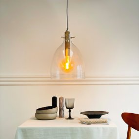 Bistro Ø30 Transparent taklampa från Dyberg Larsen - Oavsett om du vill lyfta din k&ouml;ksbelysning eller skapa en mysig matplats, erbjuder Bistro taklampa en stilren och funktionell ljusl&ouml;sning.