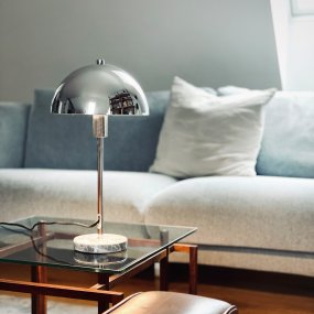 Stockholm 40cm Krom bordslampa från Dyberg Larsen - Den solida marmorfoten ger lampan ett exklusivt och tidl&ouml;st uttryck, medan den smala kromramen tillf&ouml;r en l&auml;tt och stilren k&auml;nsla.