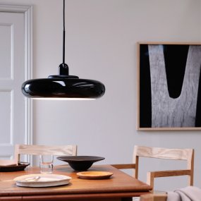 Planet Ø40 Svart taklampa från Dyberg Larsen - Planet pendellampa i glansig svart metall utstr&aring;lar enkelhet och stil i ett och samma belysningsval.