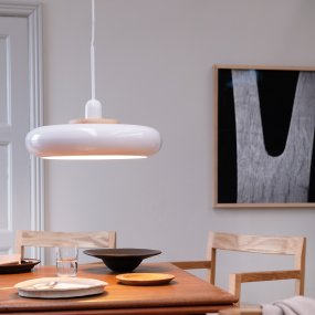 Planet Ø40 Vit taklampa från Dyberg Larsen - Planet pendellampa i glansig vit metall utstr&aring;lar enkelhet och stil i ett och samma belysningsval.