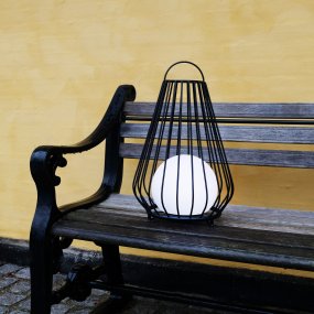 Evesham 48cm Svart portabel från Dyberg Larsen - Den stiliga svarta f&auml;rgen ger ett naturligt och i&ouml;gonfallande inslag i utomhusmilj&ouml;n och bidrar till en inbjudande atmosf&auml;r p&aring; kv&auml;llen.