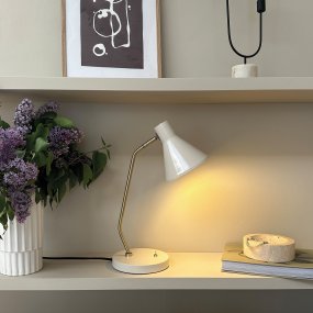 Sleep 43cm Blank vit skrivbordslampa från Dyberg Larsen - Denna bordslampa kombinerar enkla linjer och funktion f&ouml;r att skapa ett lugnande och behagligt ljus i din milj&ouml;.