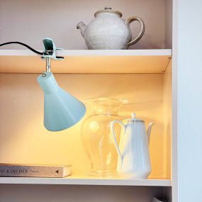 Sleep Shiny mint klämlampa från Dyberg Larsen - Sleep kl&auml;mlampa i mintgr&ouml;n &auml;r en m&aring;ngsidig och praktisk belysningsl&ouml;sning f&ouml;r hemmet.