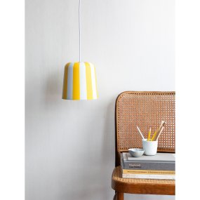 Gry Ø20 Gul taklampa från Dyberg Larsen - Genom att ta igenkännbara mönster och sätta dem i en ny kontext ville hon skapa en lampa som får människor att le och ger en unik visuell upplevelse.