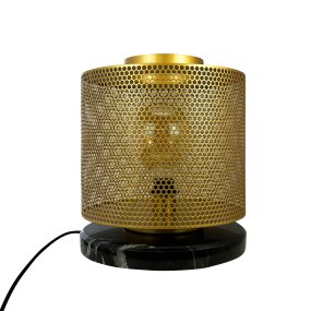 Nantes 35cm Mässing bordslampa från Dyberg Larsen - Lampan &auml;r designad med en vacker hexagonal m&auml;ssingsn&auml;t och en svart marmorfot, vilket ger ett speciellt sken och g&ouml;r den till ett blickf&aring;ng.