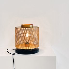 Nantes 35cm Mässing bordslampa från Dyberg Larsen - Lampan &auml;r designad med en vacker hexagonal m&auml;ssingsn&auml;t och en svart marmorfot, vilket ger ett speciellt sken och g&ouml;r den till ett blickf&aring;ng.
