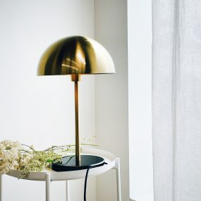 Nancy 50cm Mässing/svart bordslampa från Dyberg Larsen - Tillverkad i m&auml;ssing med en solid marmorfot, ger lampan en exklusiv k&auml;nsla.
