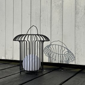 Basket 32cm Svart från Dyberg Larsen - &nbsp; Lyktan laddas enkelt med medf&ouml;ljande USB-kabel, vilket g&ouml;r att du kan njuta av dess vackra ljus &aring;ret om (adapter ing&aring;r ej).