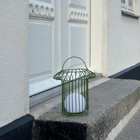 Basket 32cm Grön från Dyberg Larsen - &nbsp; Lyktan laddas enkelt med medf&ouml;ljande USB-kabel, vilket g&ouml;r att du kan njuta av dess vackra ljus &aring;ret om (adapter ing&aring;r ej).