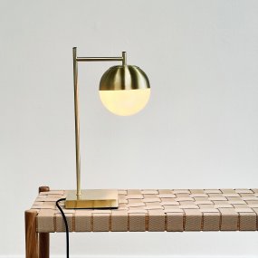 Caen 45cm Mässing/vit bordslampa från Dyberg Larsen - Caen bordslampa &auml;r tillverkad i borstad m&auml;ssing och har en vacker glaskupol som ger ett varmt och mjukt ljus.