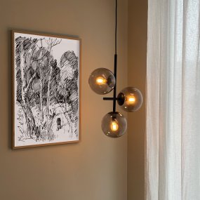 Como Ø30 Svart från Dyberg Larsen - Detta gör Como till en perfekt kombination av funktion och stil som lyfter din inredning till nästa nivå.