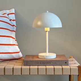 Stockholm 30cm Pärlvit portabel från Dyberg Larsen - Den praktiska batteriindikatorn visar tydligt n&auml;r det &auml;r dags att ladda, och med en full laddning lyser lampan i upp till 6 timmar p&aring; h&ouml;gsta niv&aring;.