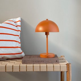 Stockholm 30cm Terracotta portabel från Dyberg Larsen - Den praktiska batteriindikatorn visar tydligt n&auml;r det &auml;r dags att ladda, och med en full laddning lyser lampan i upp till 6 timmar p&aring; h&ouml;gsta niv&aring;.