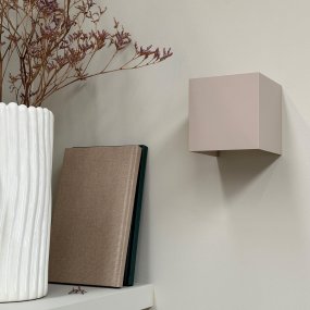Venus 10cm Beige vägglampa från Dyberg Larsen - Uppt&auml;ck den innovativa och m&aring;ngsidiga Venus v&auml;gglampa f&ouml;r inomhusbruk, tillverkad i aluminium.