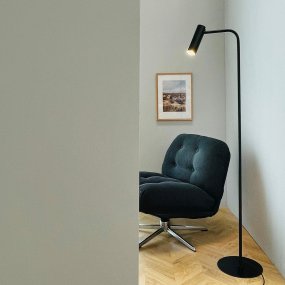 Skagerrak Svart golvlampa från Dyberg Larsen - Den &auml;r tillverkad av robust metall med en svart finish, vilket ger ett raffinerat men diskret intryck.