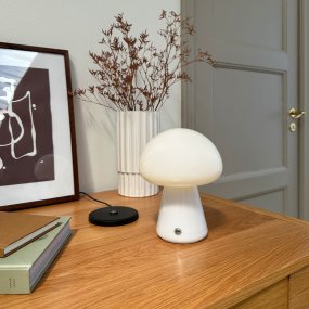 Morkel 20cm Vit portabel från Dyberg Larsen - Tack vare sin kompakta storlek och tr&aring;dl&ouml;sa design &auml;r den l&auml;tt att placera var som helst, vilket g&ouml;r den idealisk f&ouml;r vardagsrum, sovrum eller kontor.