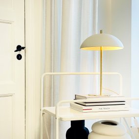 Globus 44cm Mässing/beige från Dyberg Larsen - Lampan &auml;r tillverkad i metall och kombinerar en mjuk beige ton med detaljer i m&auml;ssingfinish, vilket ger ett harmoniskt och modernt uttryck.