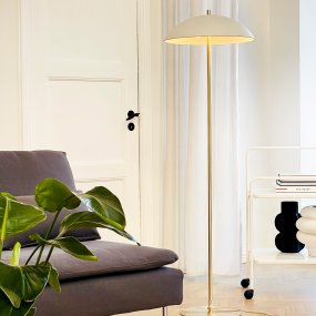 Globus Mässing/beige från Dyberg Larsen - Lampan &auml;r tillverkad i metall och kombinerar en mjuk beige ton med detaljer i m&auml;ssingfinish, vilket ger ett harmoniskt och modernt uttryck.