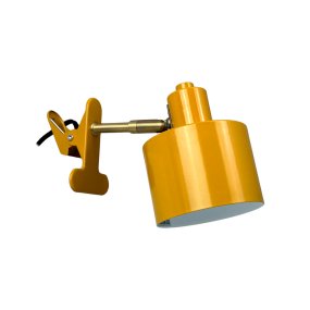 Ocean Gul klämlampa från Dyberg Larsen - Den kombinerar funktionalitet med ett modernt och enkelt formspr&aring;k som skapar ett lugnt och elegant uttryck.