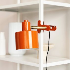 Ocean Orange klämlampa från Dyberg Larsen - Den kombinerar funktionalitet med ett modernt och enkelt formspr&aring;k som skapar ett lugnt och elegant uttryck.