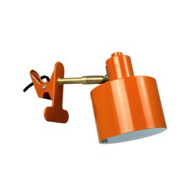 Ocean Orange klämlampa från Dyberg Larsen - Den kombinerar funktionalitet med ett modernt och enkelt formspr&aring;k som skapar ett lugnt och elegant uttryck.