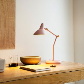 Vela 45cm Rosa skrivbordslampa från Dyberg Larsen - Med tv&aring; justerbara leder kan du enkelt anpassa h&ouml;jd och vinkel efter behov, och de dekorativa detaljerna i m&auml;ssingfinish g&ouml;r justeringen smidig.