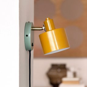Ocean 16cm Flerfärgad från Dyberg Larsen - St&aring;ng och arm i handpolerad m&auml;ssingfinish vilket ger ett unikt uttryck, och den genomt&auml;nkta f&auml;rgs&auml;ttningen skapar en harmonisk helhet.