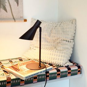 DL12 Mini 40cm Brun skrivbordslampa från Dyberg Larsen - Den &auml;r utrustad med en sk&auml;rm som kan b&aring;de roteras och tiltas, vilket g&ouml;r det enkelt att rikta ljuset efter behov.