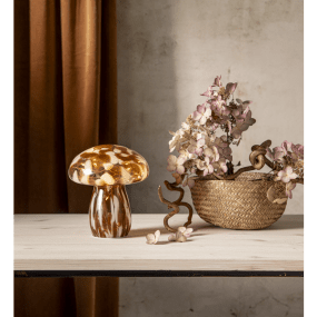 Funghi 17cm Brun bordslampa från Star Trading - Stilfull glasdekoration i form av en svamp med vackert m&ouml;nster i brun och vit f&auml;rg d&auml;r varje exemplar har sitt eget unika uttryck.