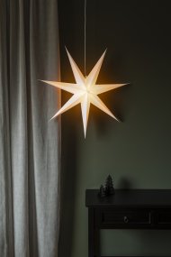 Pappersstjärna Ø78 Vit från Konstsmide - Den enkla, eleganta designen sprider ett mjukt och behagligt ljus som ger en harmonisk k&auml;nsla under advent och jul.