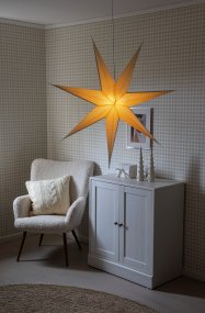 Pappersstjärna Ø78 Beige från Konstsmide - Den enkla, eleganta designen sprider ett mjukt och behagligt ljus som ger en harmonisk k&auml;nsla under advent och jul.
