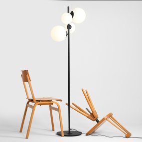 Bloom Svart golvlampa från Artera - Den slanka svarta metallstommen ger lampan ett modernt uttryck och g&ouml;r att den enkelt sm&auml;lter in i olika inredningsstilar.