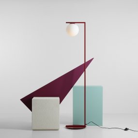 Zac Vinröd golvlampa från Artera - Zac golvlampa har en minimalistisk design tillverkad av metall och glas.