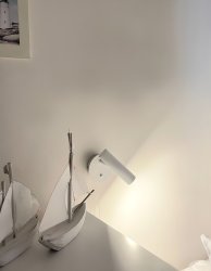 Artic Vit läslampa från Aneta Lighting - Kan dimmras med en str&ouml;mbrytare p&aring; v&auml;ggplattan.