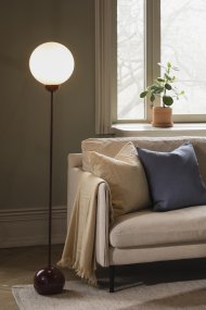 Ripley Vinröd golvlampa från Globen Lighting - Ripley &auml;r en stilren golvlampa i j&auml;rn med en djup burgundyf&auml;rgad finish och rund kupa i opalvitt glas.