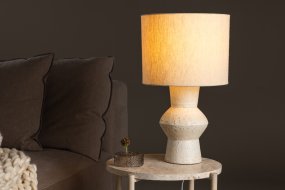 Valön 52cm Elfenbensvit från Venture Design - Ge ditt hem en touch av elegans med Val&ouml;n bordslampa, en vacker lampa som lyser upp ditt utrymme med stil.