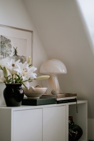 Fungo Swirl 30cm Beige bordslampa från Globen Lighting - Varje lampa &auml;r munbl&aring;st och unik, vilket inneb&auml;r att variationer i f&auml;rg, glastjocklek och m&ouml;nster f&ouml;rekommer.